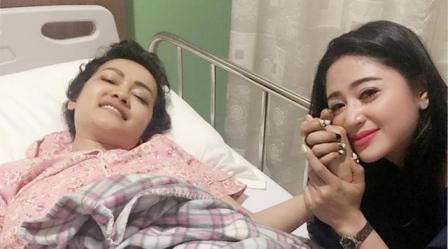 Tak Sempat Antar Jenazah, Dewi Perssik Yasinan di Makam Jupe